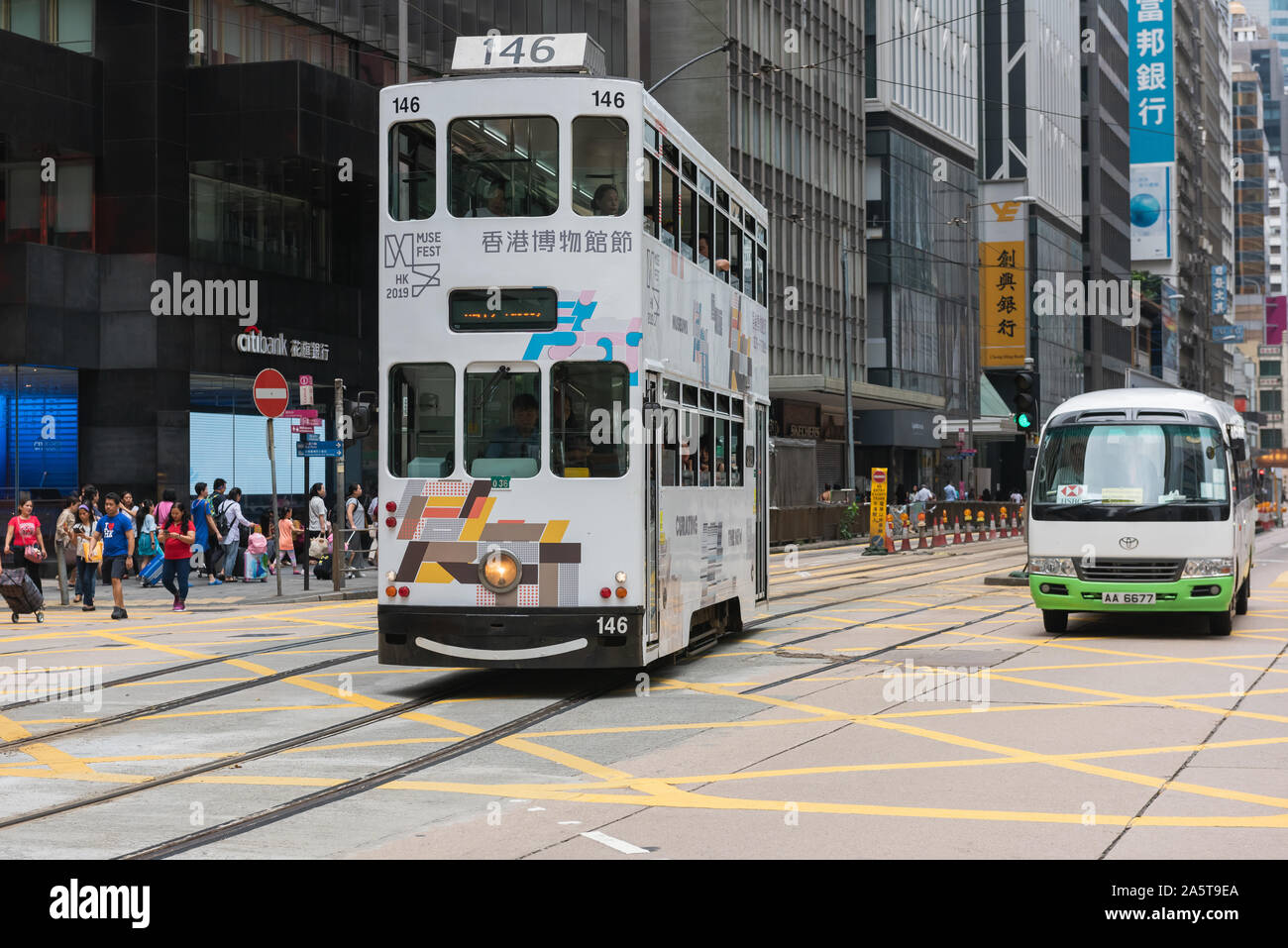 Double Deck tram sulla trafficata strada di Central Hong Kong. Il double deck tram è il più accessibile e conveniente sistema di trasporto a Hong Kong. Foto Stock