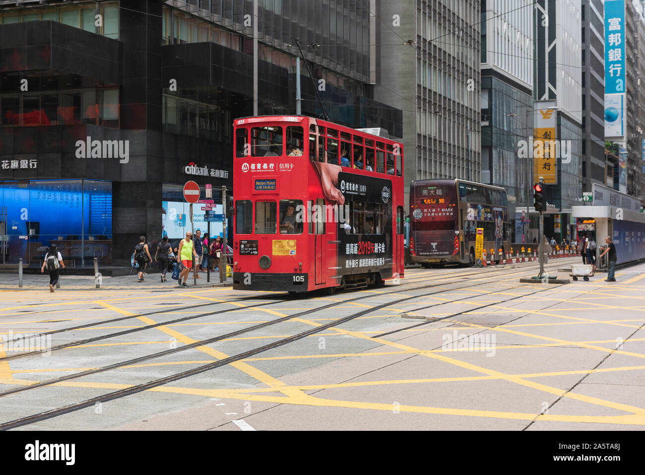 Double Deck tram sulla trafficata strada di Central Hong Kong. Il double deck tram è il più accessibile e conveniente sistema di trasporto a Hong Kong. Foto Stock