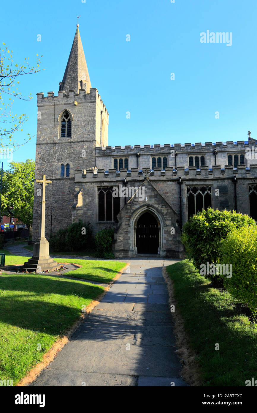La molla vista su San Pietro e di san Paolo la Chiesa, Mansfield town, Nottinghamshire, England, Regno Unito Foto Stock