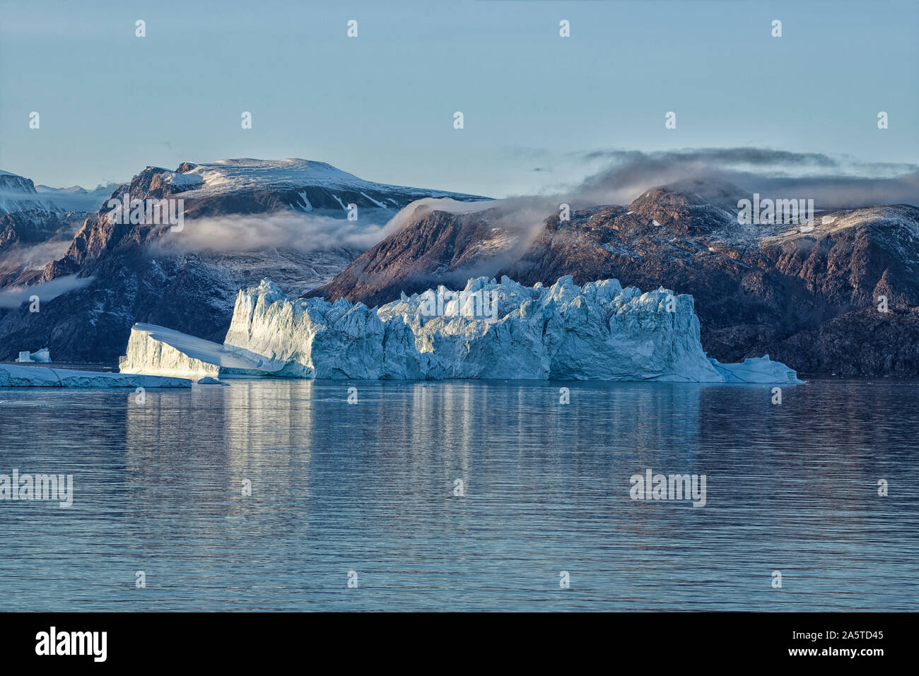Schwimmende Eisberge am Abend, Scoresby Sund, Kangertittivaq, Grönland, Dänemark. Iceberg galleggianti in serata sun, Groenlandia, Danimarca Foto Stock