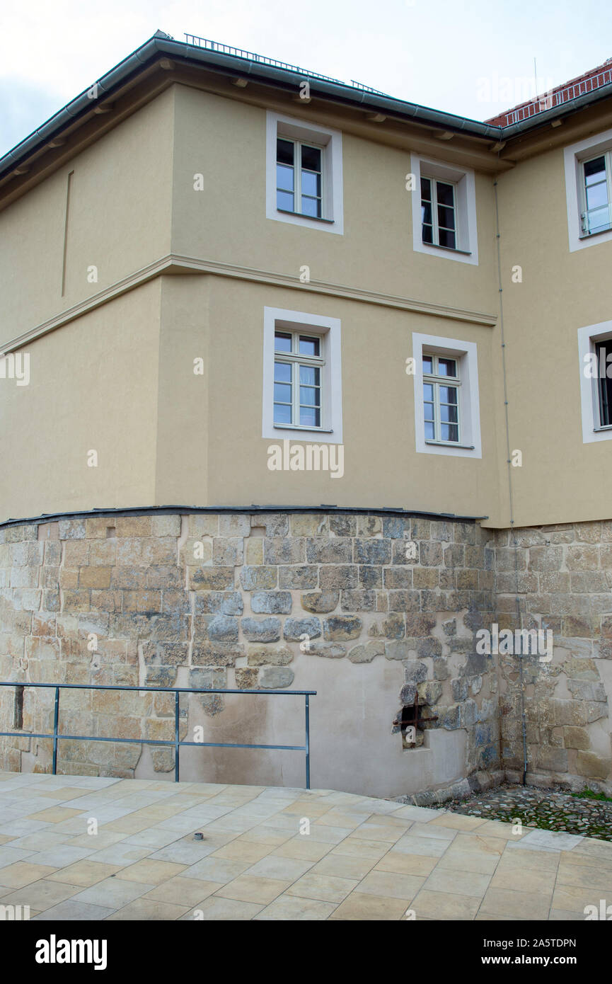 09 ottobre 2019, Sassonia-Anhalt, Quedlinburg: edifici stand sui muri di fondazione della chiesa conventuale di Santa Maria. La cripta può essere visto dall'esterno. Chiesa del monastero è detto di essere stato costruito dal 986 in poi. Dopo le devastazioni nel 1525, poveri e diseredati la gente ha costruito case e sulle pareti della chiesa. Oggi il paese è una stazione della "Strada Romanica". Foto: Klaus-Dietmar Gabbert/dpa-Zentralbild/ZB Foto Stock