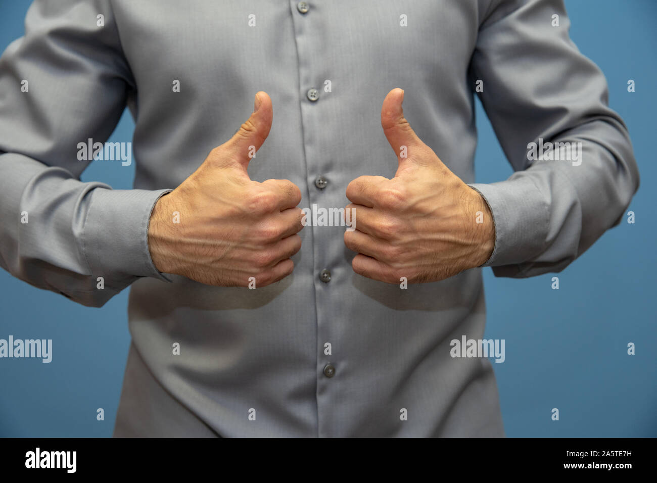 Mens le mani sollevate con il dito verso l'alto. Conferma del consenso e l'espressione di successo Foto Stock