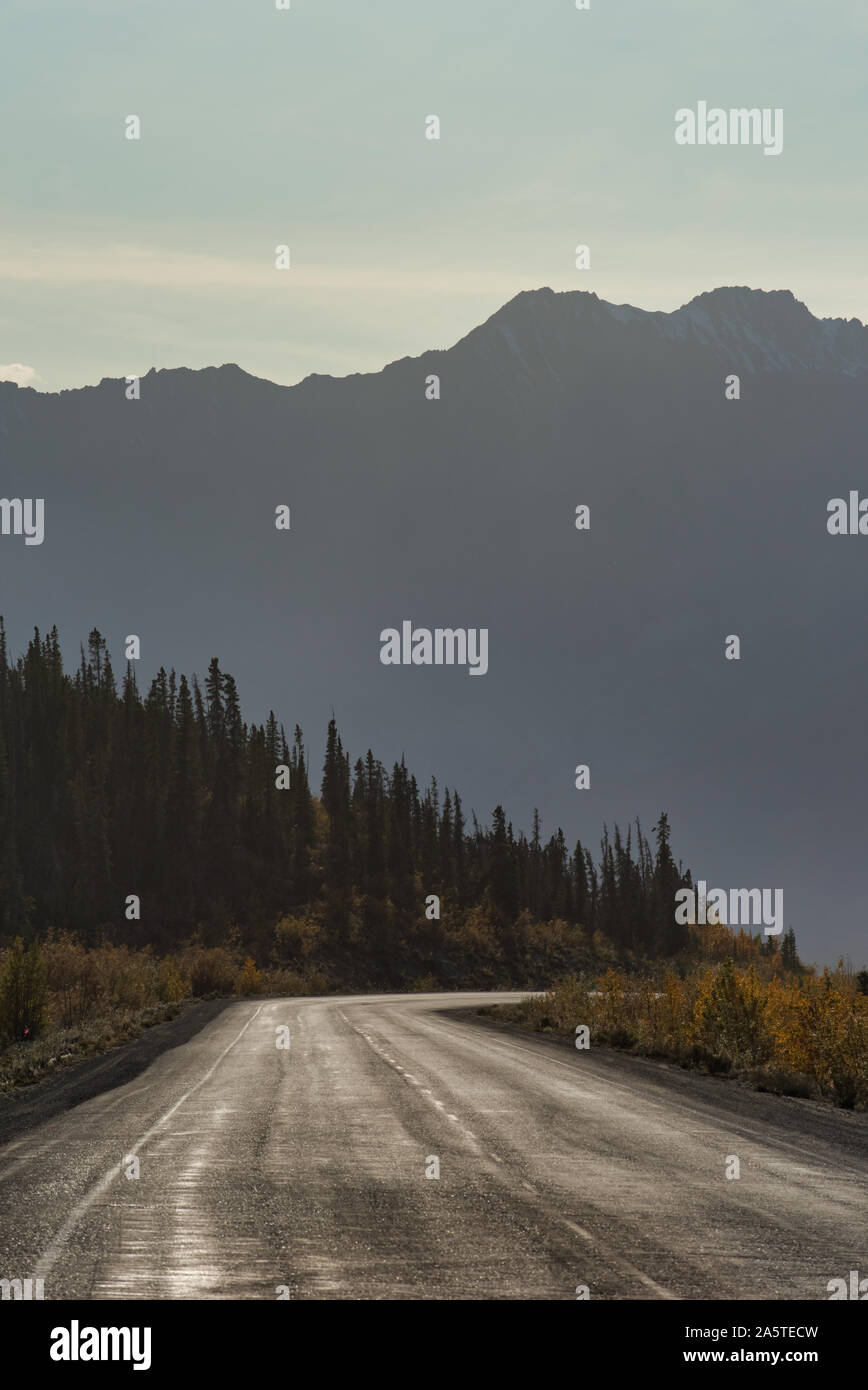 L'Alaska autostrada nel Parco Nazionale Kluane e riserva, Yukon Territory, Canada Foto Stock