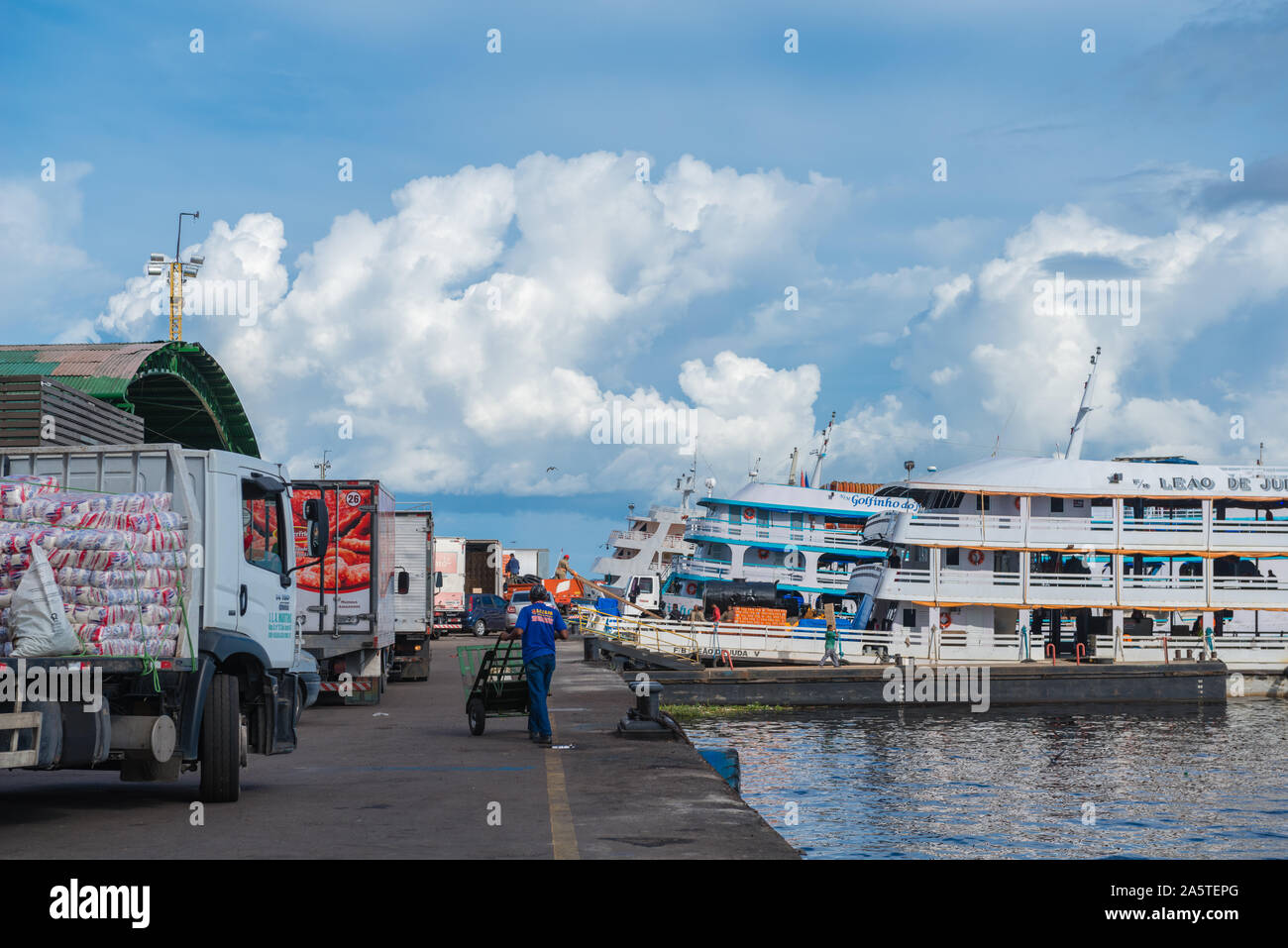 Trafficato Porto Flutante o galleggianti, porto barche lenta essendo caricato per il loro tour di Amazon, Manaus, l'Amazzonia, Brasile, dell'America Latina Foto Stock