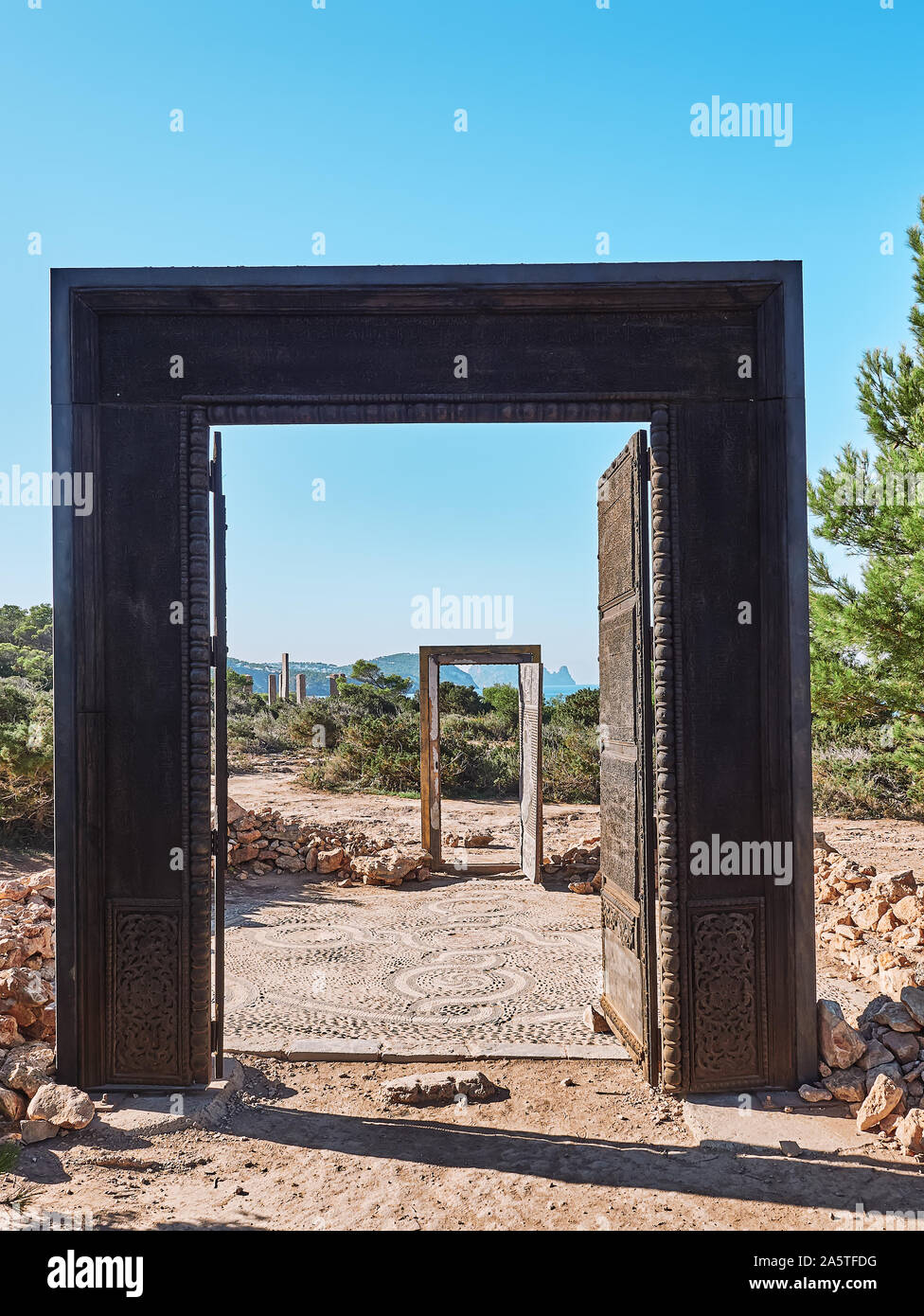 Paesaggio bucolico e famose porte di Cala LLentia a Ibiza Baleares, Spagna,nell'autunno Foto Stock