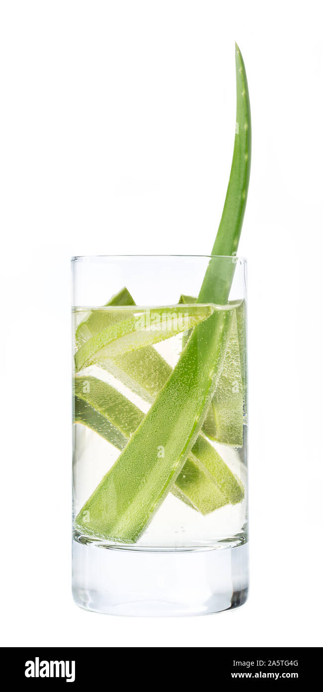 Piante di guarigione: Aloe vera in un bicchiere di acqua fresca Foto Stock