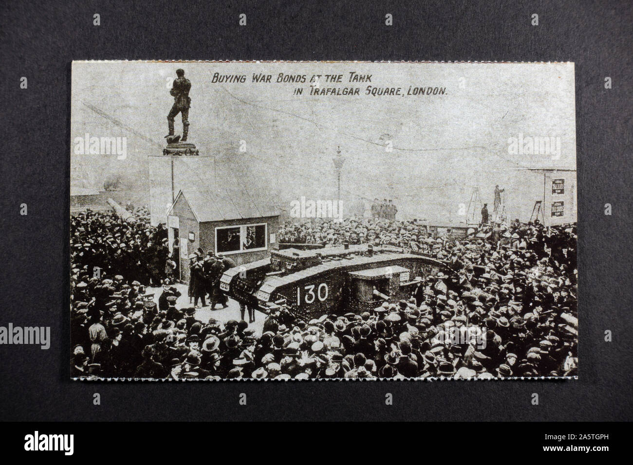 Cartolina con un legame di guerra auto accanto a un serbatoio, un pezzo di memorabilia replica dalla prima guerra mondiale era. Foto Stock