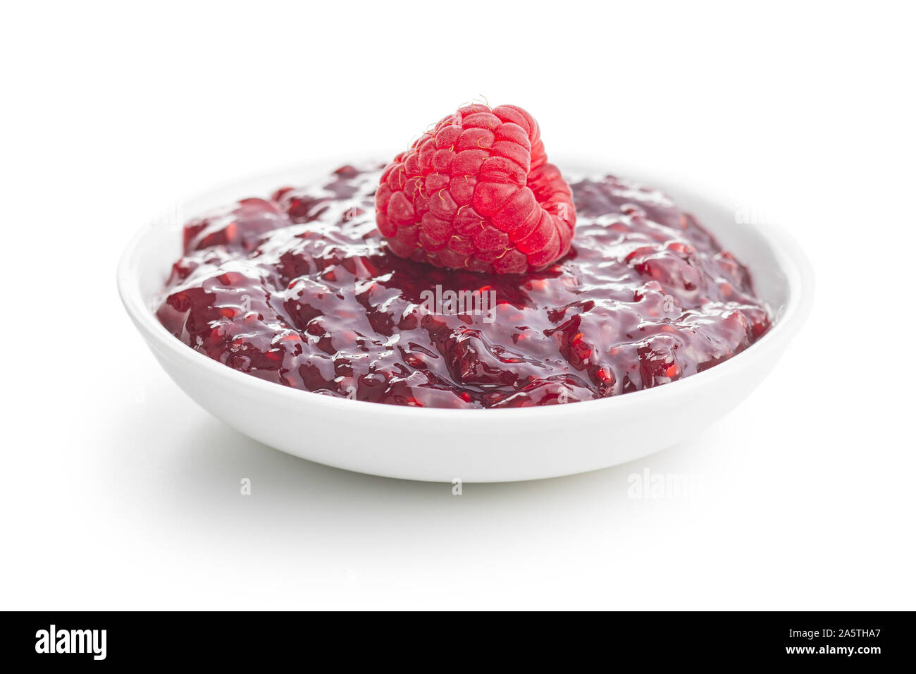 Lampone e confettura di lamponi isolati su sfondo bianco. Foto Stock