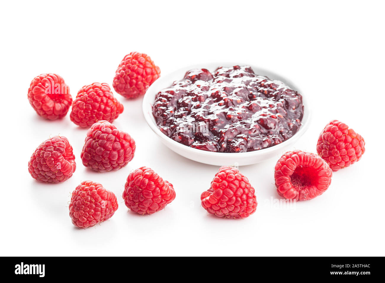 Il lampone e confettura di lamponi isolati su sfondo bianco. Foto Stock