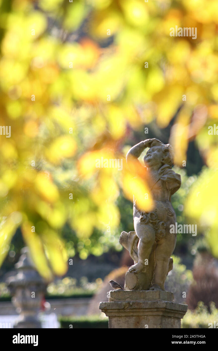 Blankenburg, Germania. 10 ottobre, 2019. Il barocco terrazza giardino sottostante il grande castello di Blankenburg si presenta in autunno. La ben conservata zona è disposto su quattro livelli con dodici sculture in pietra arenaria che simboleggiano i segni dello zodiaco. Il giardino terrazzato è uno dei dodici giardini più belli in Sassonia-Anhalt. Questo parco è stato costruito intorno al 1725 come principesca di piacere giardino. Credito: Matthias Bein/dpa-Zentralbild/ZB/dpa/Alamy Live News Foto Stock