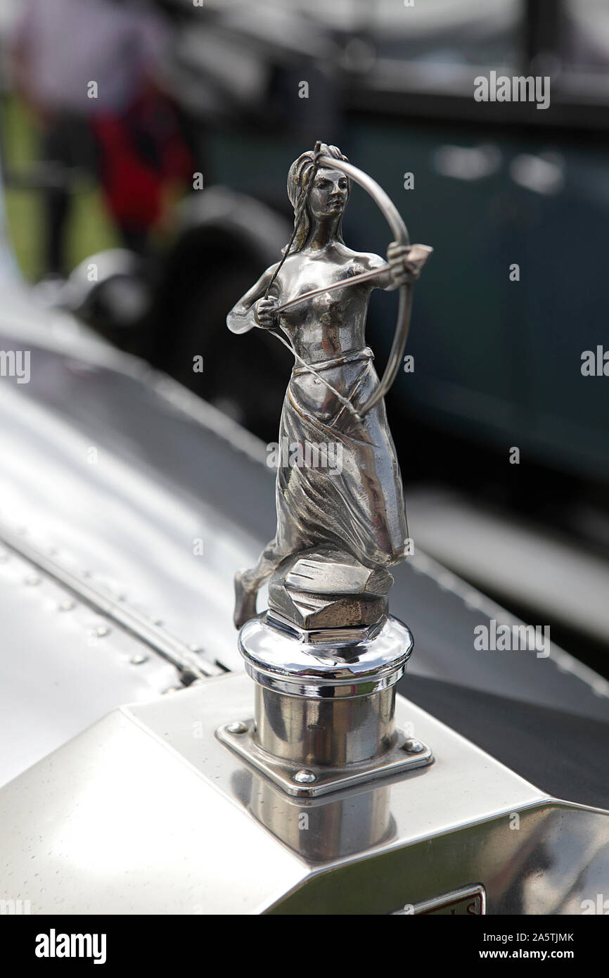 Visualizzati qui sono cromate auto mascotte del radiatore o ornamenti. Visto qui su una Rolls-Royce radiatore. Foto Stock