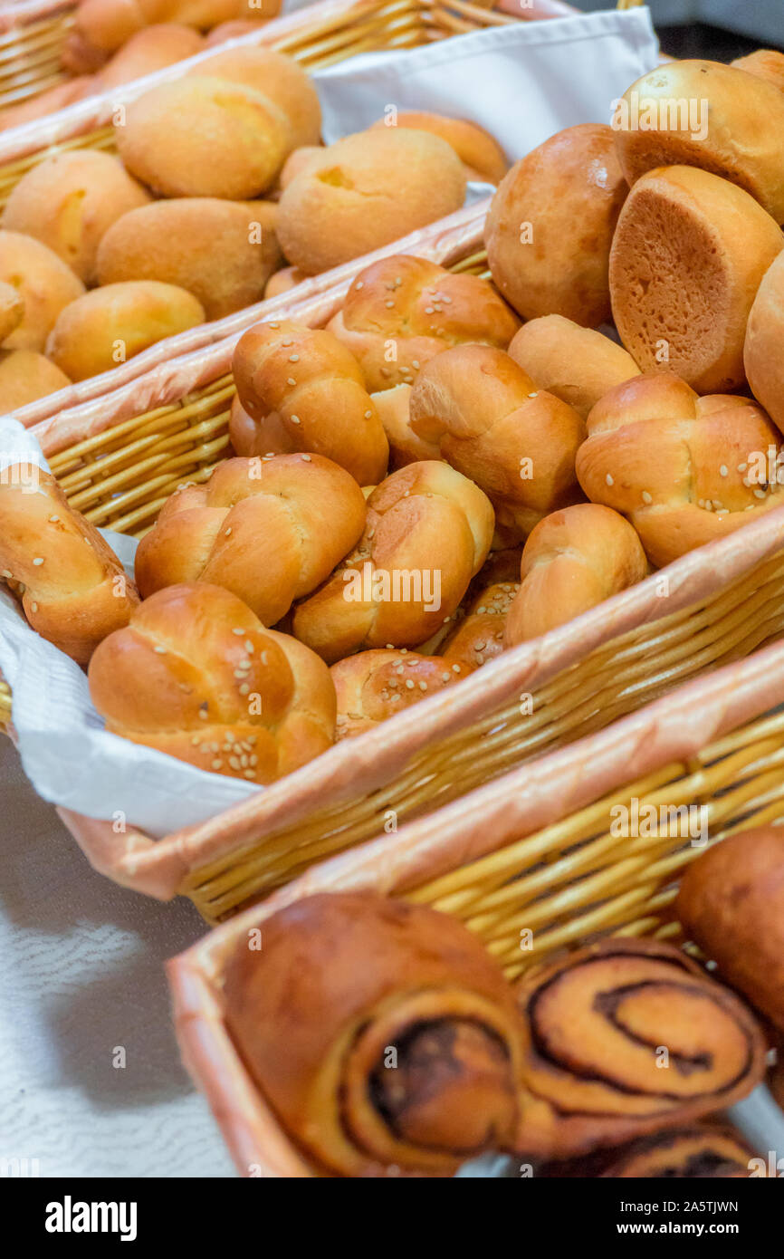 Un sacco di tipi di pane in una tabella Foto Stock