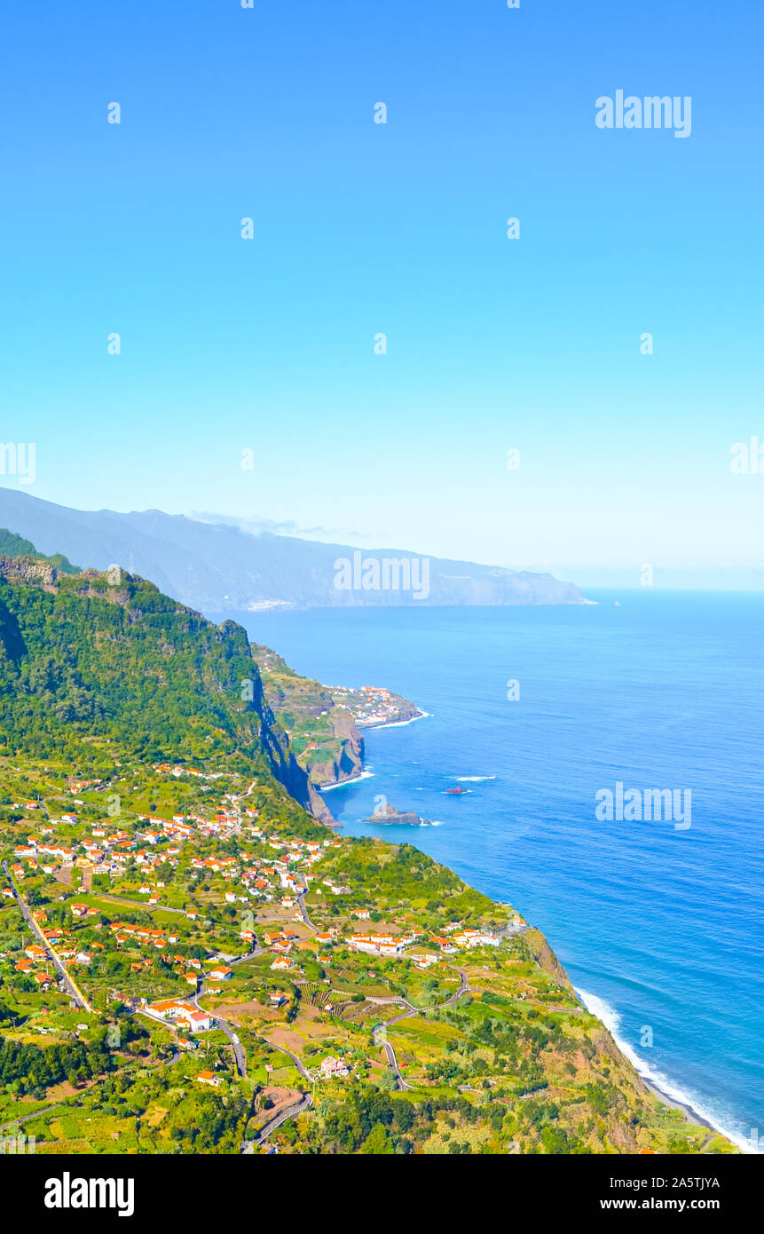 Fantastici northern coast portoghese di Madeira Island. Sao Jorge villaggio circondato da verdi colline e foreste tropicali, scogliere dall'Oceano Atlantico. Vista dal punto di vista sulla cima della collina. Foto Stock