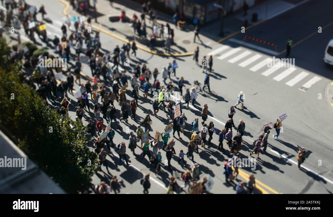 La folla marciando al clima globale sciopero Foto Stock
