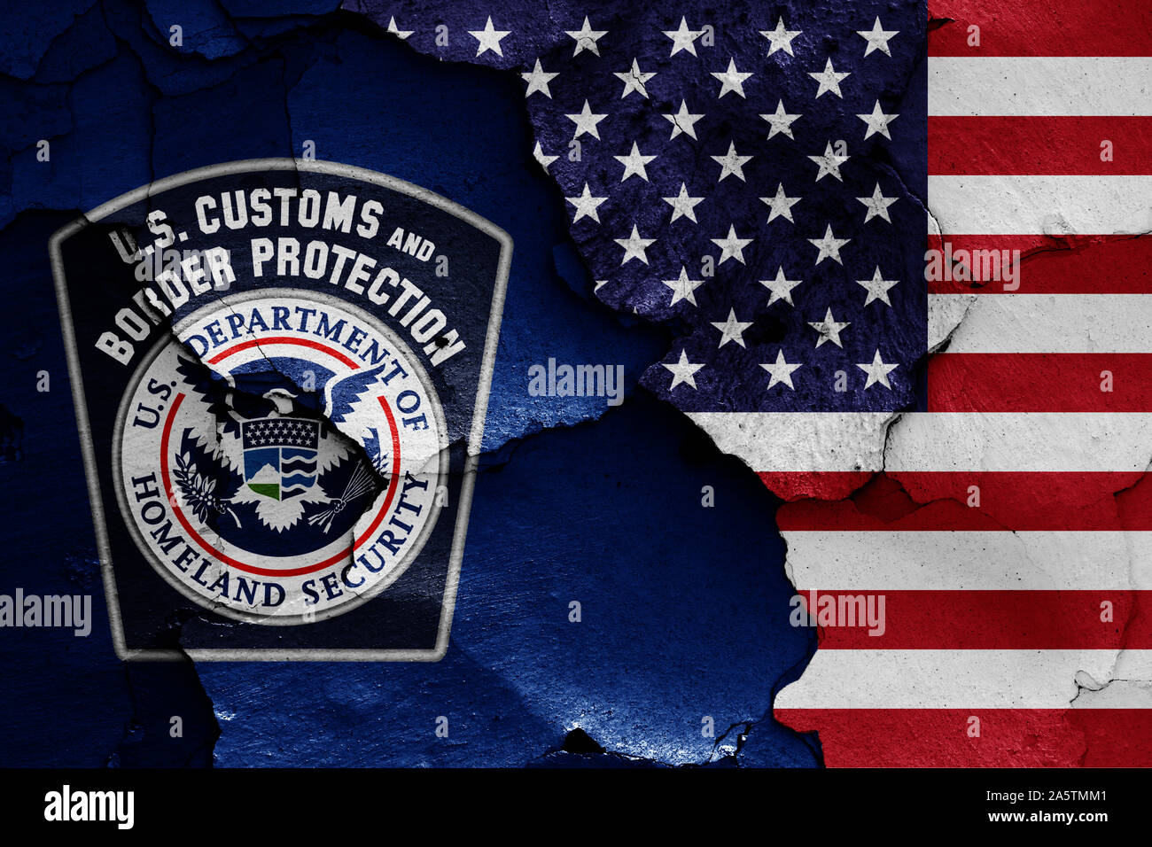 Bandiere di Stati Uniti Delle dogane e della protezione delle frontiere e USA dipinta sulla parete incrinato Foto Stock