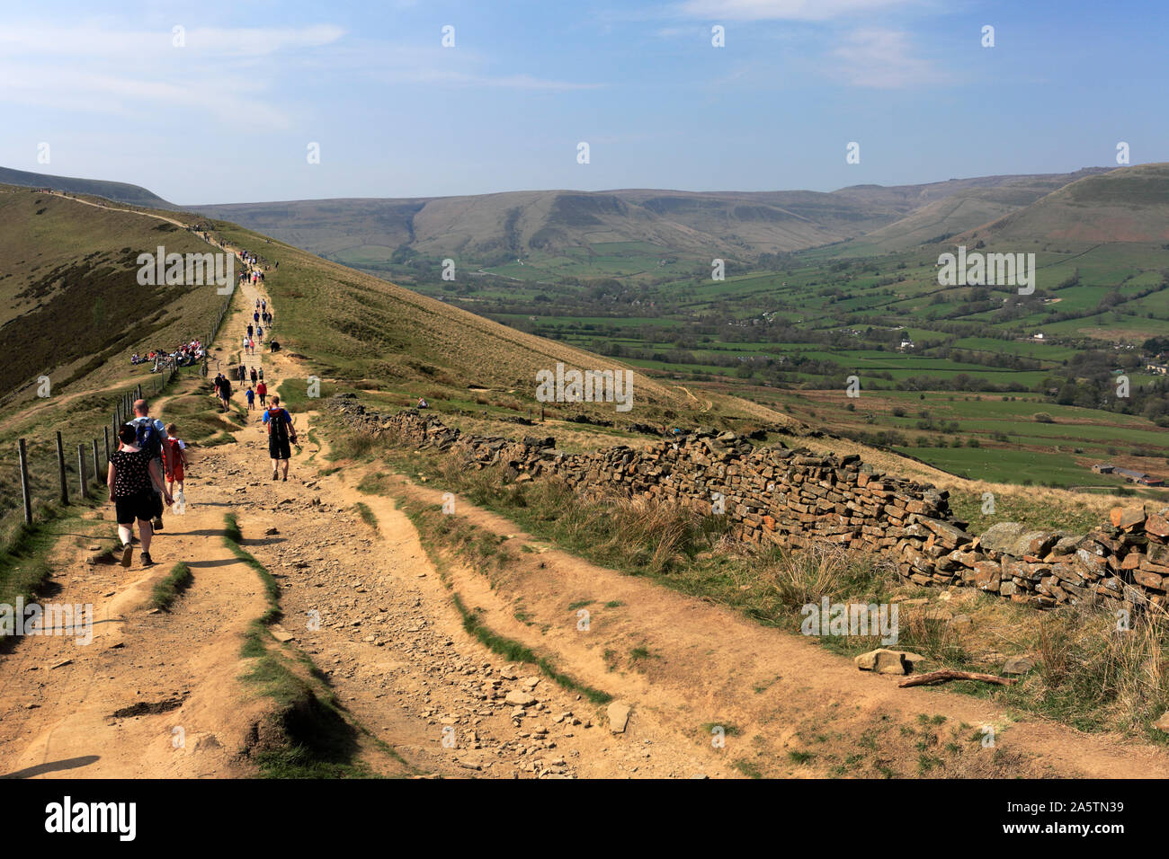 Walkers sul crinale Loosehill, vale di Edale, Derbyshire, Parco Nazionale di Peak District, Inghilterra Foto Stock