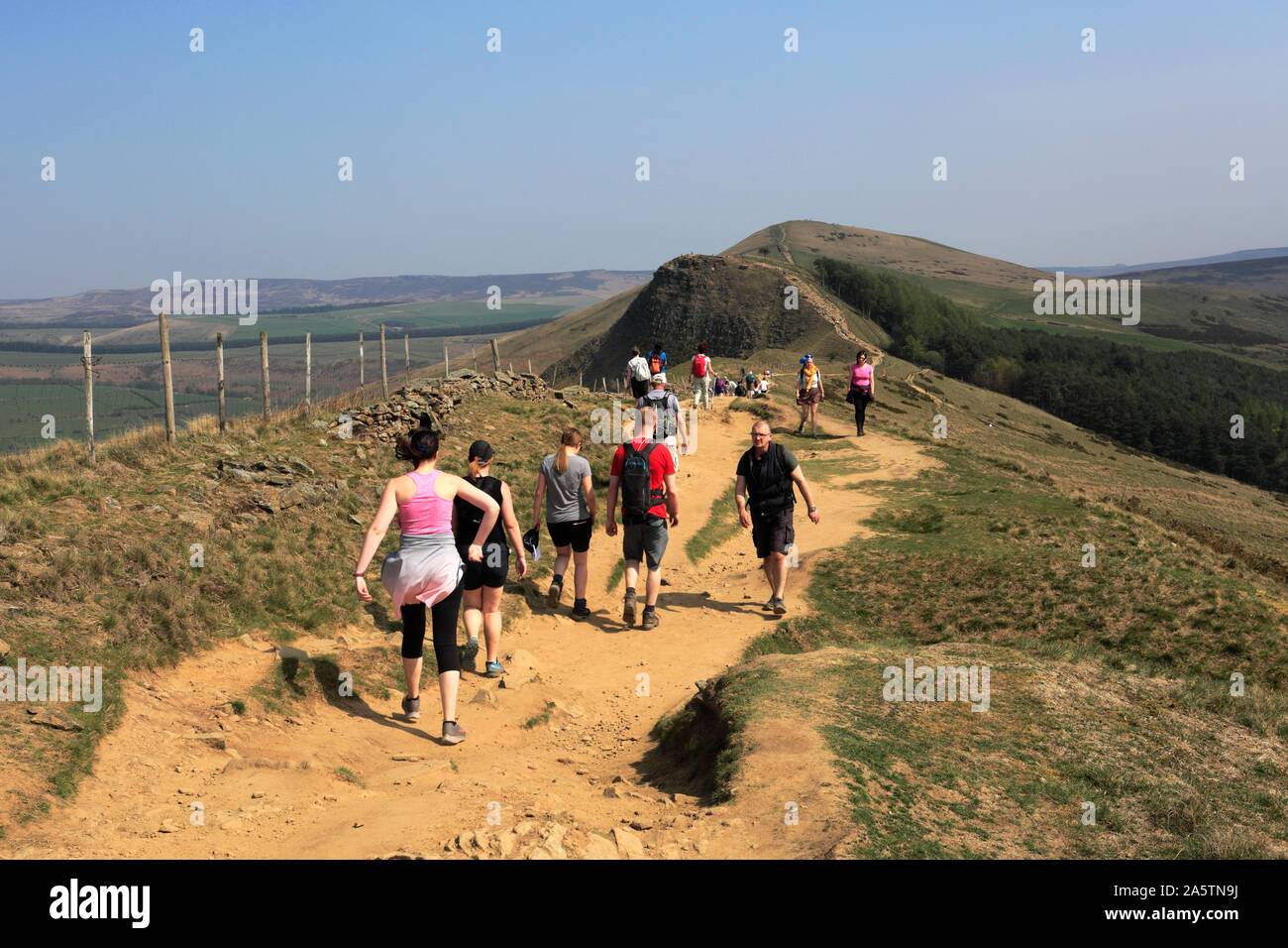 Walkers sul crinale Loosehill, vale di Edale, Derbyshire, Parco Nazionale di Peak District, Inghilterra Foto Stock