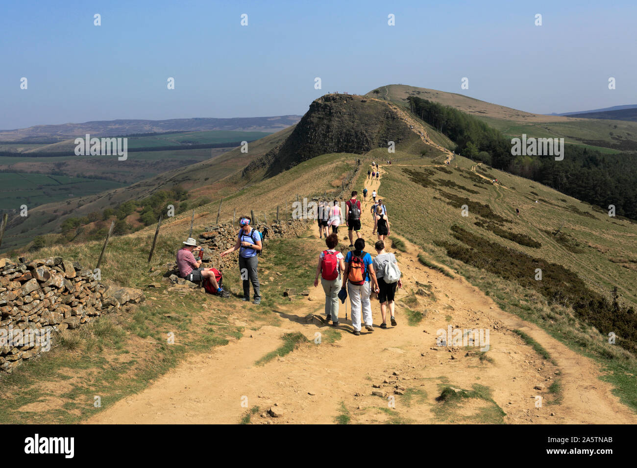 Walkers sul crinale Loosehill, vale di Edale, Derbyshire, Parco Nazionale di Peak District, Inghilterra Foto Stock