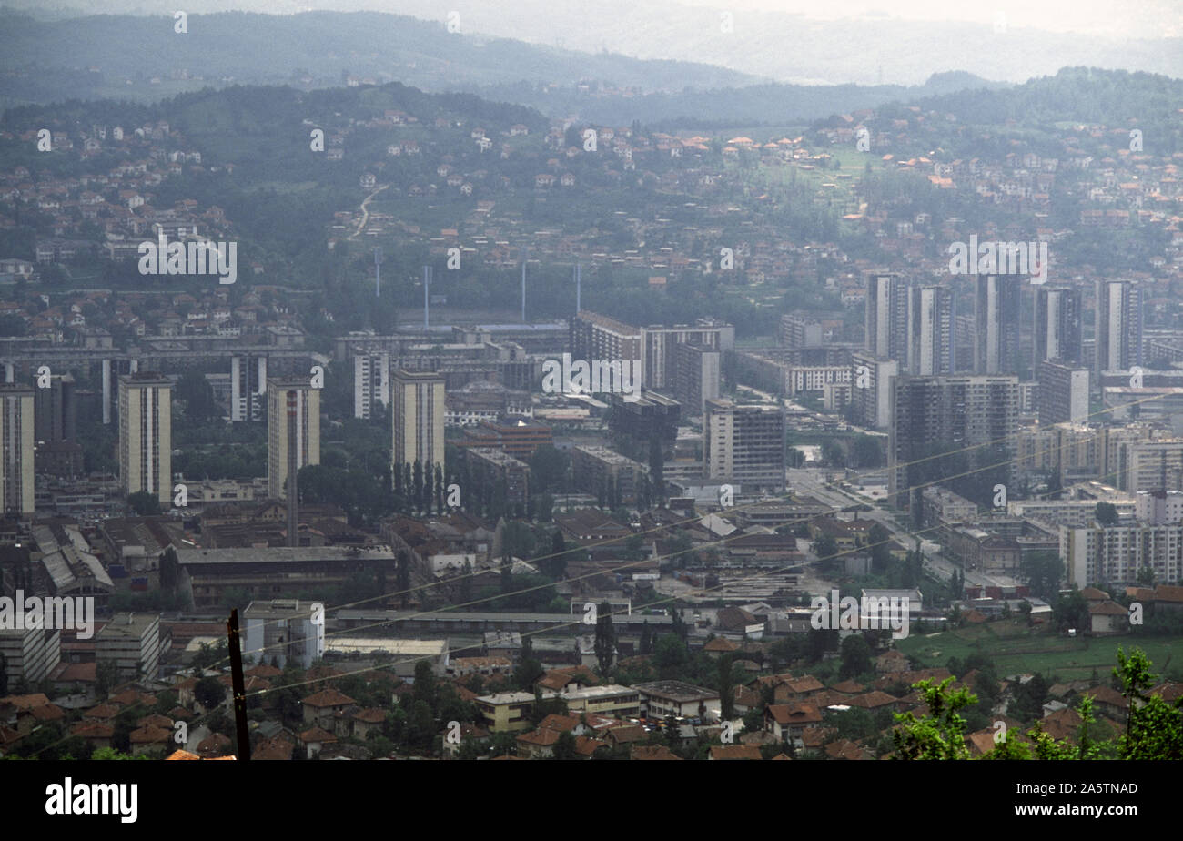 6 Giugno 1993 durante l'assedio di Sarajevo: la vista dovuta a sud dalla collina di ronzio verso Grbavica Stadium e il piccolo caratteristiche case dai tetti rossi sulle colline di Vraca. Foto Stock