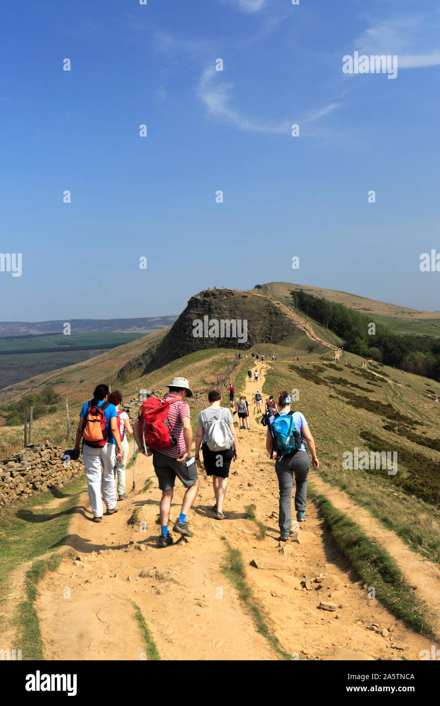Walkers sul crinale Loosehill, vale di Edale, Derbyshire, Parco Nazionale di Peak District, Inghilterra Foto Stock