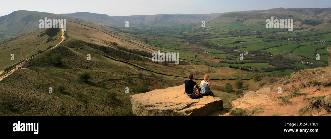 Walkers sul crinale Loosehill, vale di Edale, Derbyshire, Parco Nazionale di Peak District, Inghilterra Foto Stock