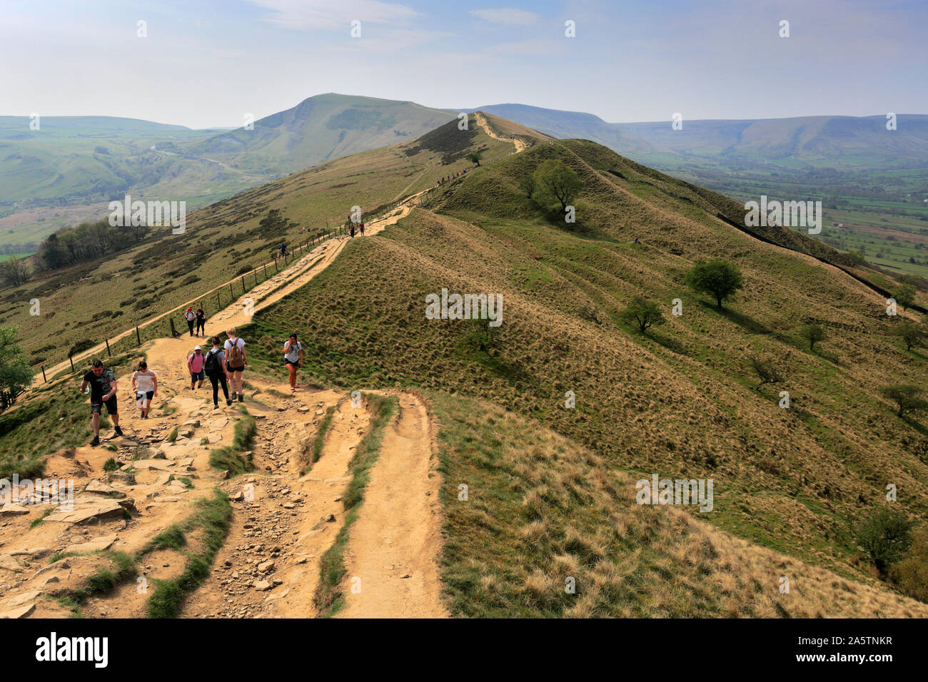 Walkers sul crinale Loosehill, vale di Edale, Derbyshire, Parco Nazionale di Peak District, Inghilterra Foto Stock