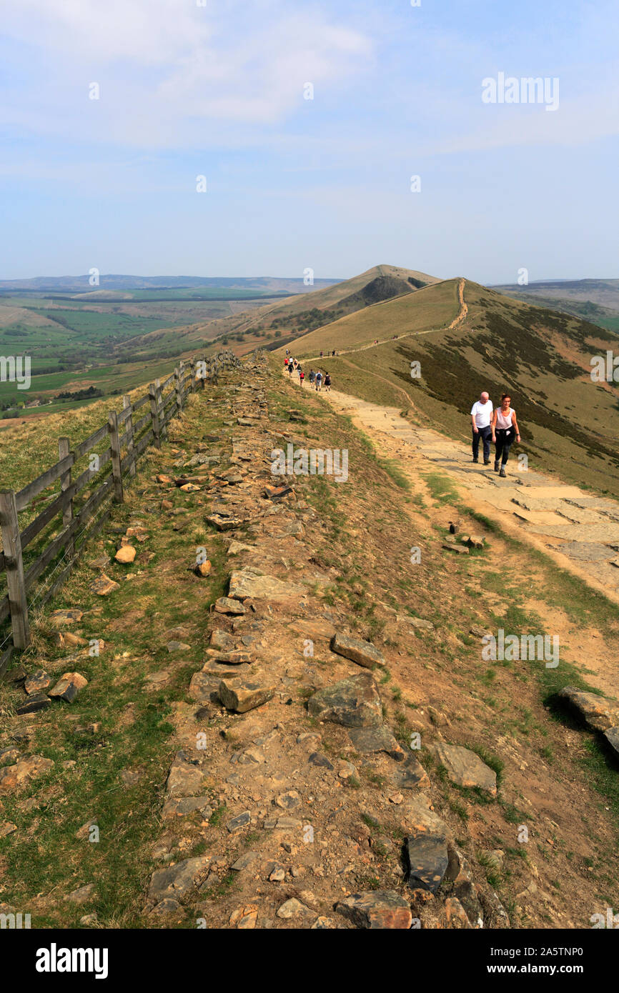 Walkers sul crinale Loosehill, vale di Edale, Derbyshire, Parco Nazionale di Peak District, Inghilterra Foto Stock