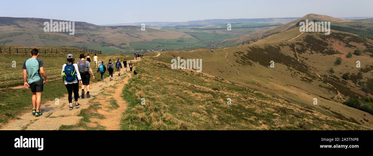 Walkers sul crinale Loosehill, vale di Edale, Derbyshire, Parco Nazionale di Peak District, Inghilterra Foto Stock