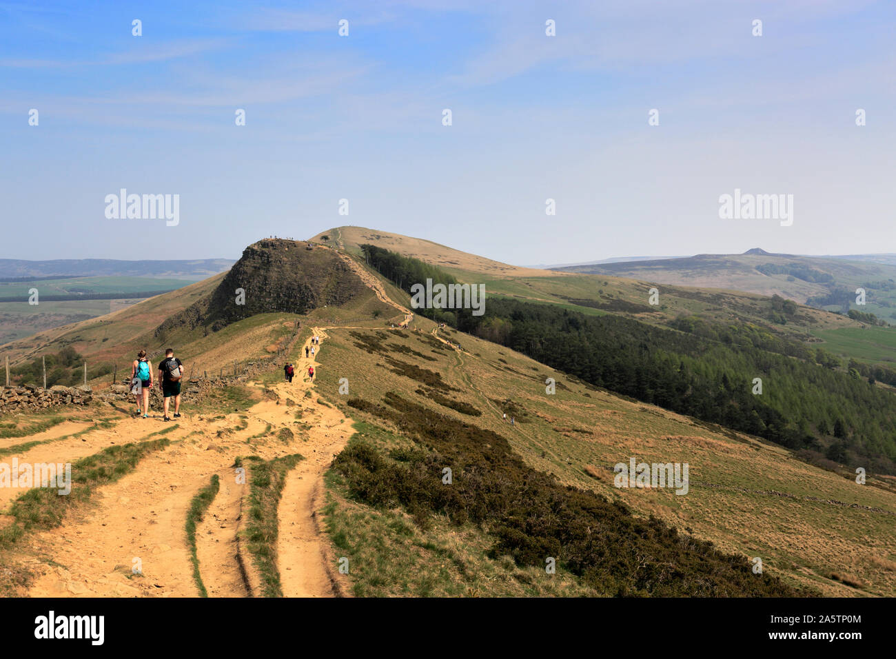 Walkers sul crinale Loosehill, vale di Edale, Derbyshire, Parco Nazionale di Peak District, Inghilterra Foto Stock
