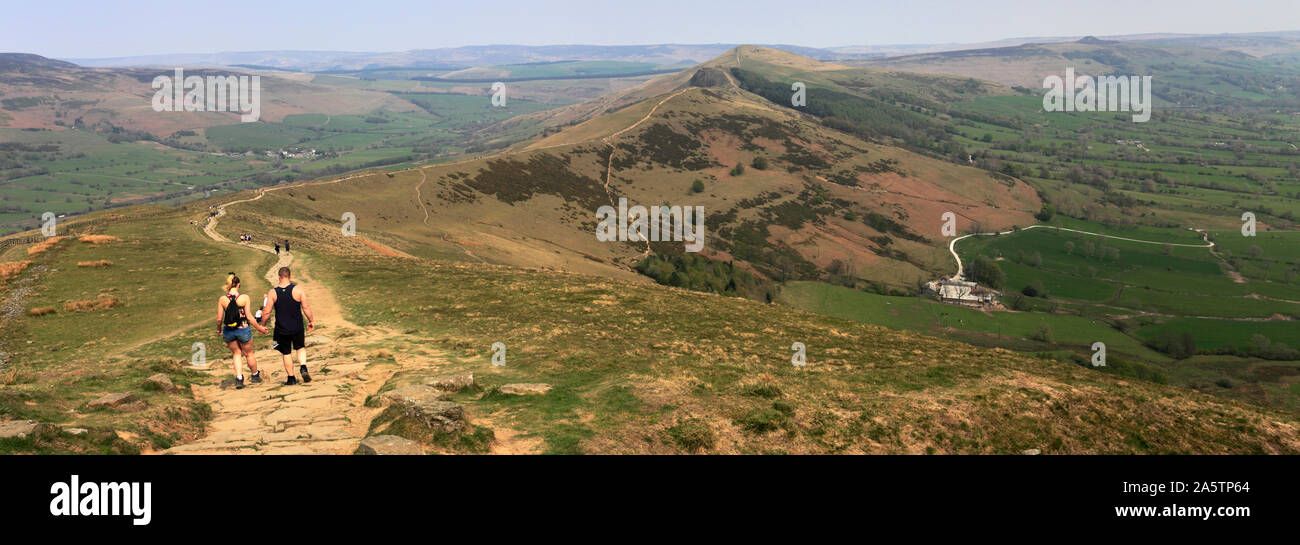 Walkers sul crinale Loosehill, vale di Edale, Derbyshire, Parco Nazionale di Peak District, Inghilterra Foto Stock