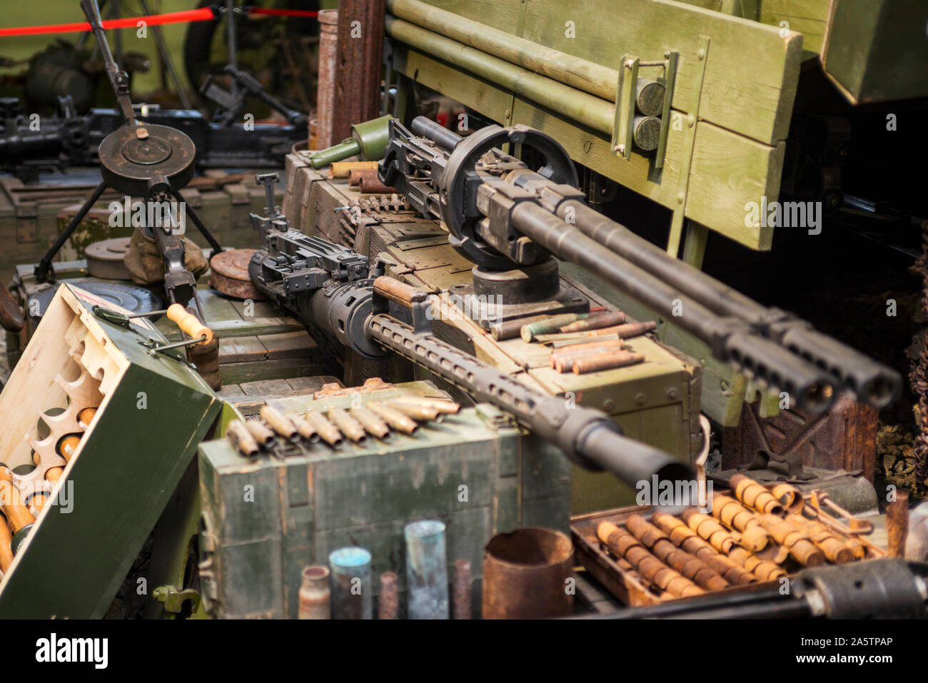 Deposito di armi. Pila di armi. Parte di armi illegali. Foto Stock