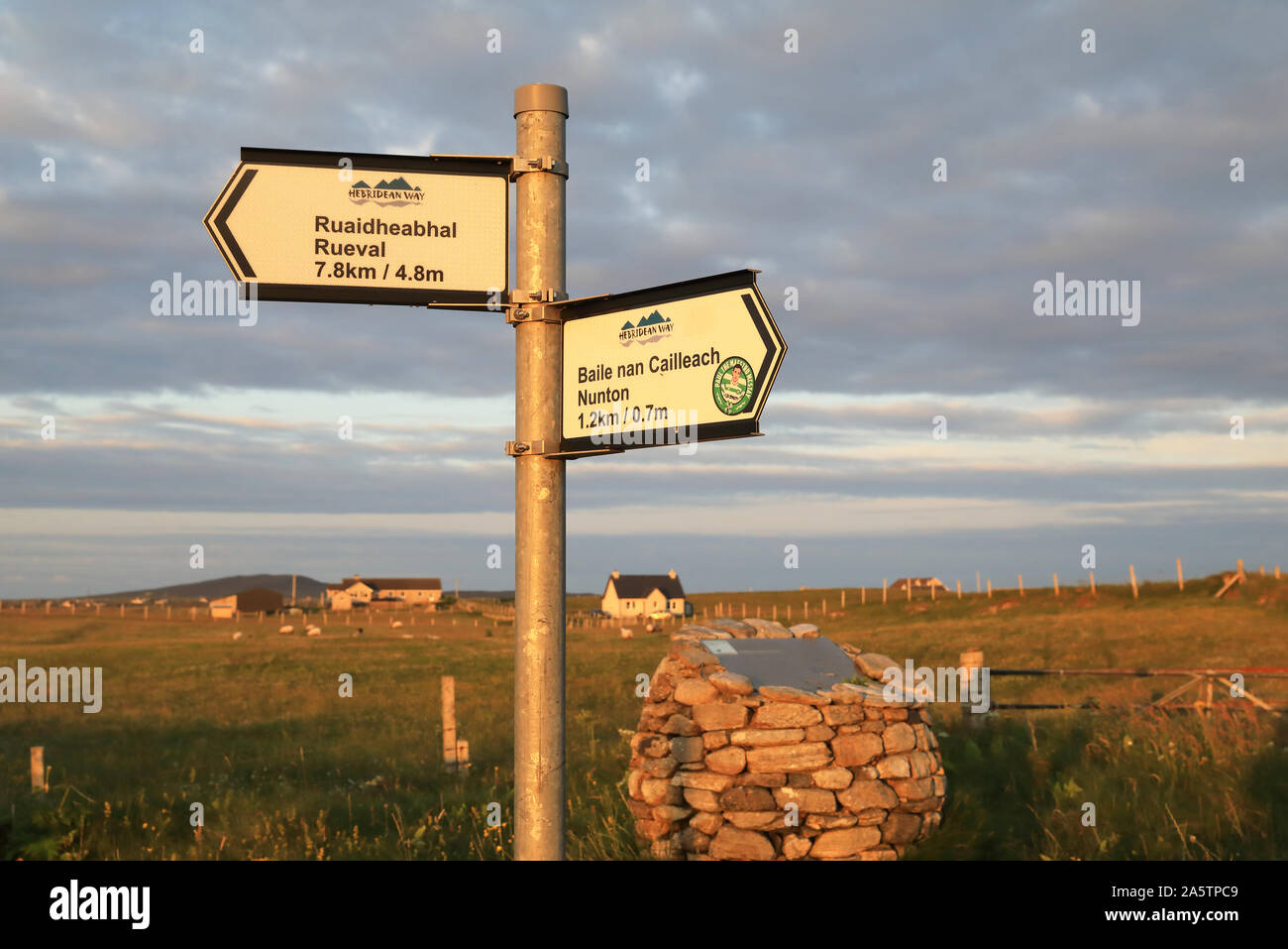 Seguire le indicazioni per via delle Ebridi a lunga distanza a piedi, a Aird sul lato ovest dell'isola di Benbecula, sull'Outer Hebrides, in Scozia, Regno Unito Foto Stock