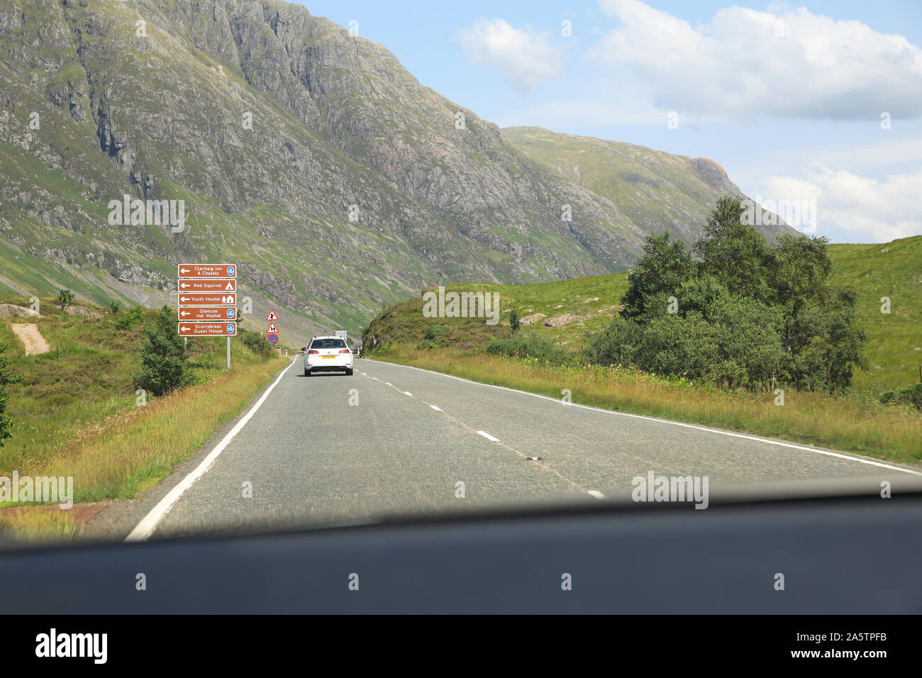 La guida a sud sulla A82 attraverso le spettacolari montagne di Glencoe, nelle Highlands scozzesi, REGNO UNITO Foto Stock