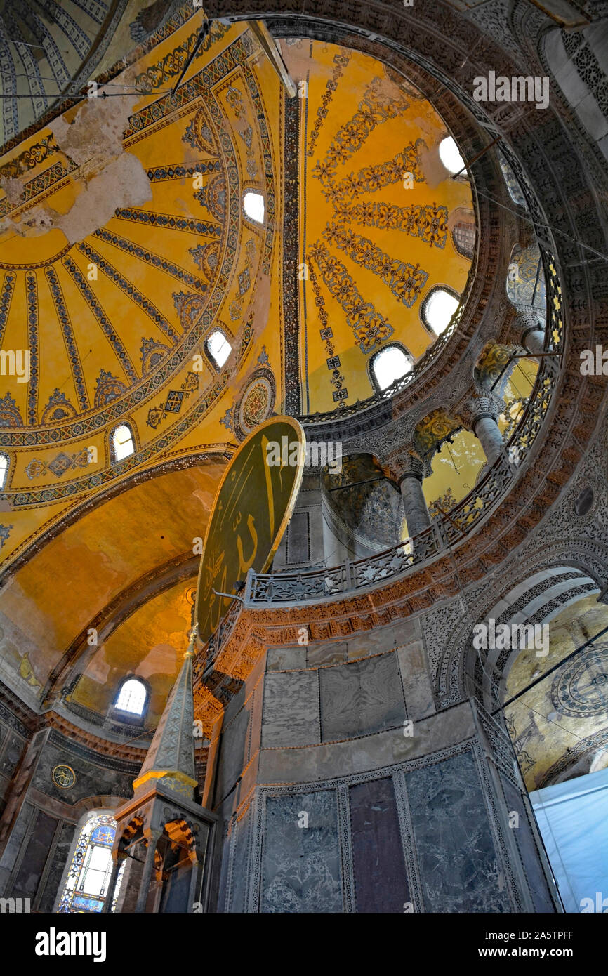 Il soffitto di Ayasofia o Hagia Sofia a Sultanahmet, Istanbul, Turchia. Costruito nel 537 D.C. come chiesa, è stata convertita in una moschea nel mid-1400s. Foto Stock