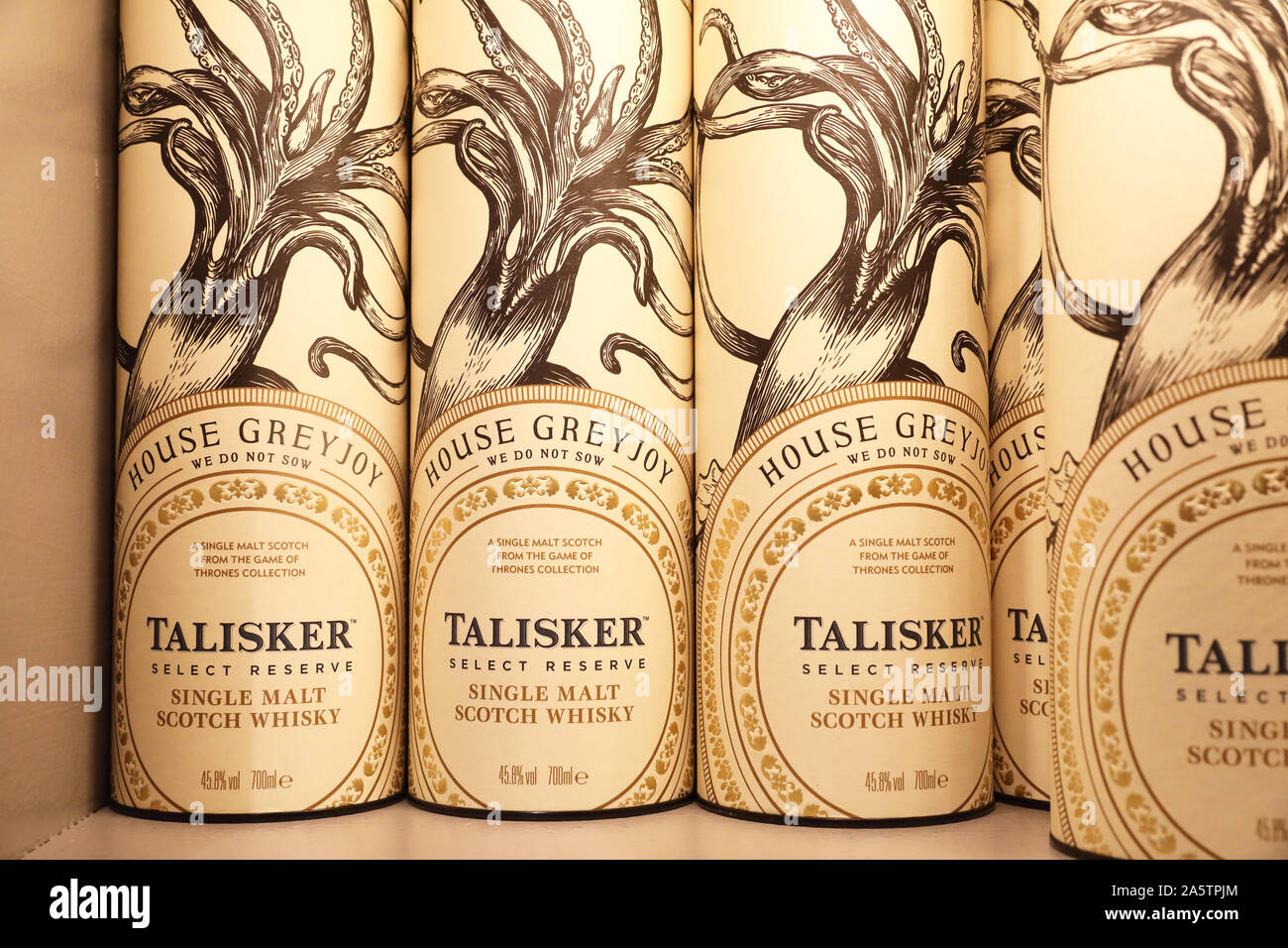 La Diageo Talisker Distillery, il lavoro più antica distilleria di whisky sull'Isola di Skye a Corbost, nelle Ebridi Interne, Scotland, Regno Unito Foto Stock
