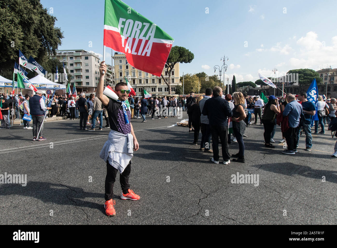 Roma, Italia - 19 ottobre:Le persone si radunano per un rally organizzato dalla Lega partito per protestare contro l' attuale governo italiano il 19 ottobre 2019 Foto Stock