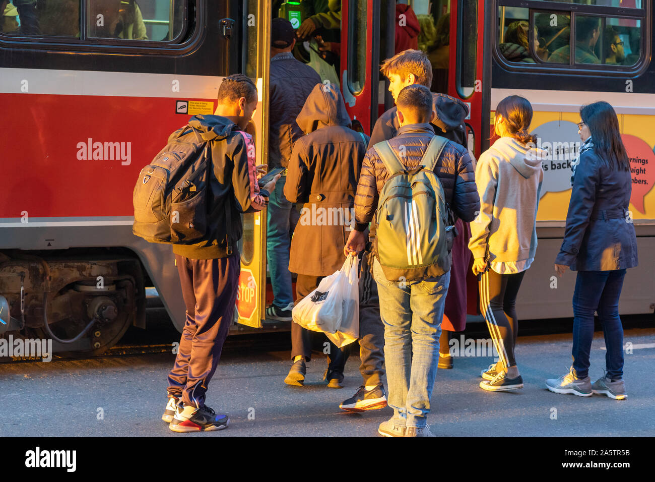 Yonge Street a Toronto illuminato per un istante durante questa domenica pomeriggio. Sono stato molto fortunato a essere pronti per la riproduzione fotografica. Foto Stock