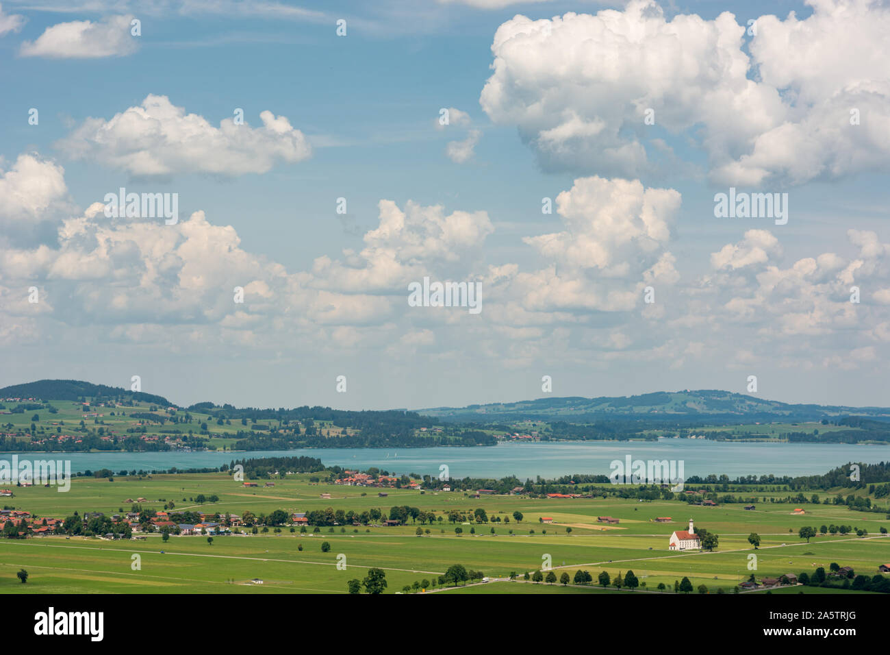 Vista panoramica di riverland con il verde dei prati e campi. Foto Stock