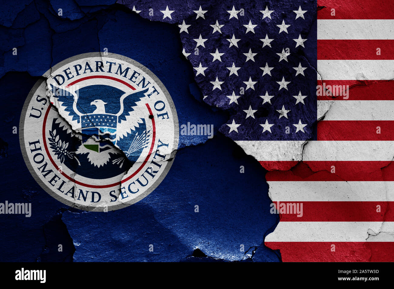 Bandiere del Department of Homeland Security e USA dipinta sulla parete incrinato Foto Stock
