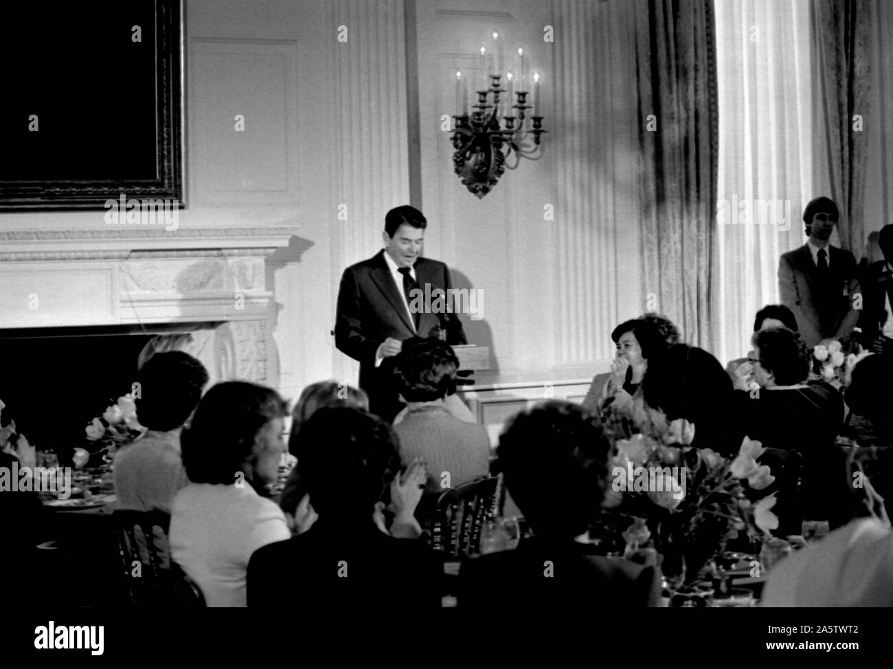 Washington DC, Stati Uniti d'America, 12 Marzo 1984 Presidente Ronald Reagan offre un commento ad una casa Bianca per pranzo eletto repubblicano funzionari donne che ha ospitato nello stato in sala da pranzo. Reagan è stato introdotto per gli ospiti da sua figlia Maureen, la manifestazione è stata parte della storia WomenÕs settimana Foto Stock