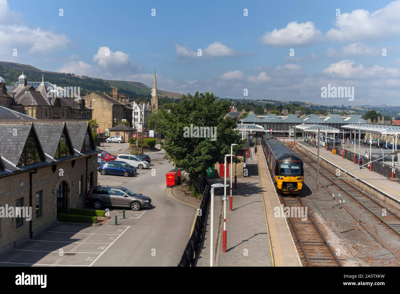 Arriva Nord classe rampa 333 treno elettrico a Ilkley stazione ferroviaria sul Foto Stock