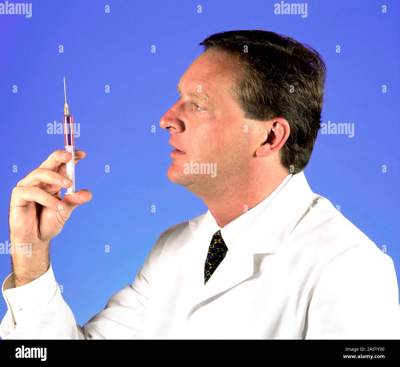 Arzt mit Spritze, Foto Stock
