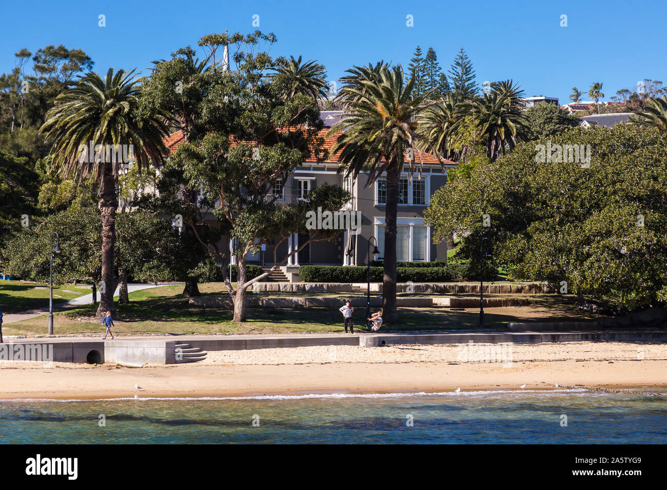 Viste generali di Watsons harbour beach e la storica Dunbar casa sullo sfondo, Watsons, Sydney. Foto Stock