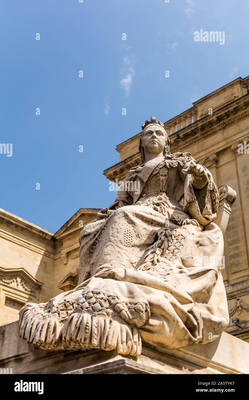 Statua della regina Victoria, indossando uno scialle di merletto maltese, nella parte anteriore della Biblioteca Nazionale di Malta, comunemente noto come la Bibliotheca, presso la Repubblica Squar Foto Stock