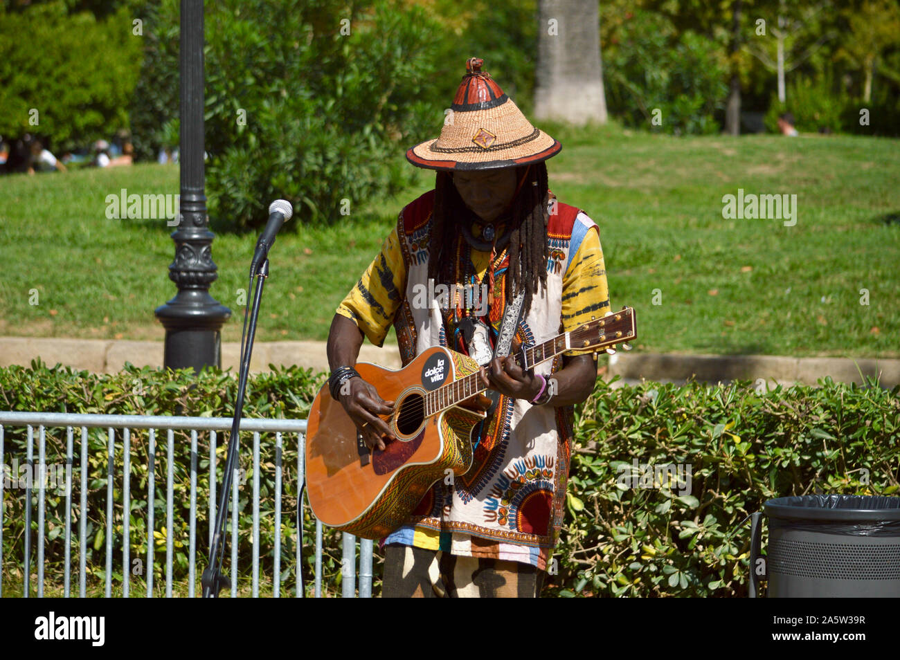 Un suonatore ambulante di suonare una chitarra a Ciutadella Park durante la merce 2019 a Barcellona, Spagna Foto Stock