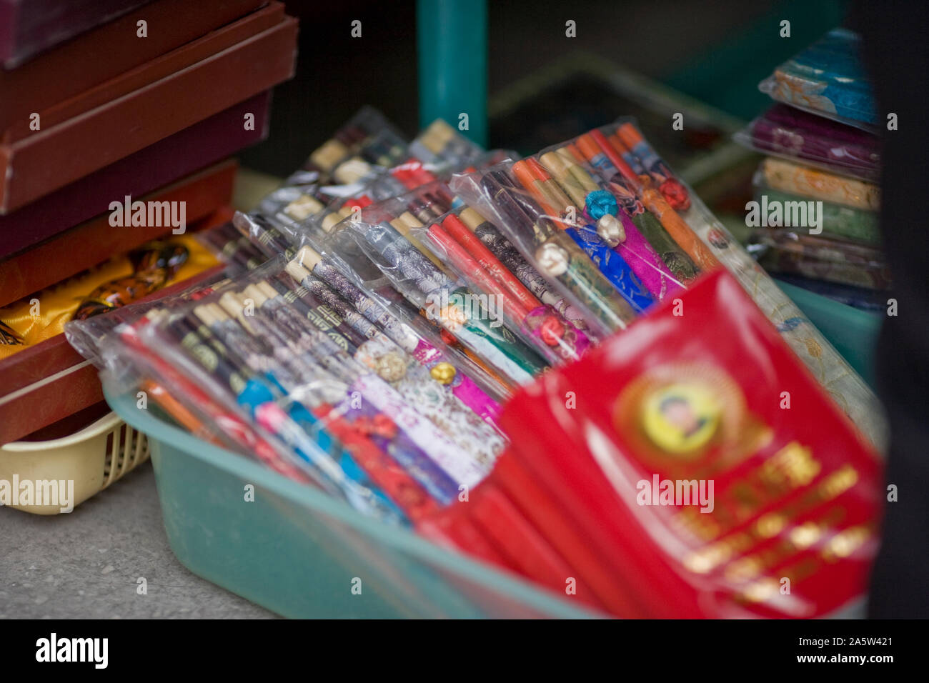 Raccolta di carta da imballaggio sul display. Foto Stock