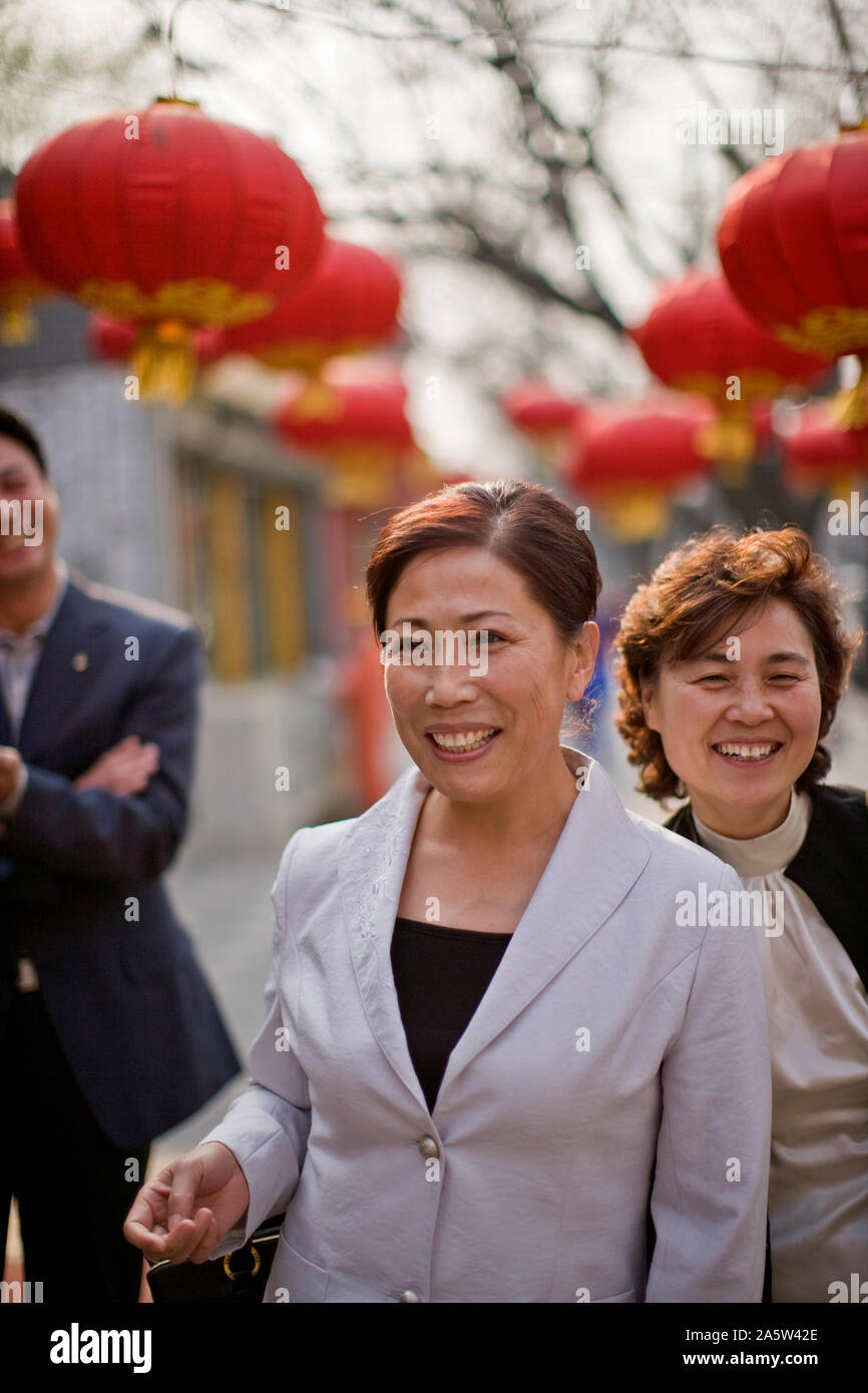 Sorridente metà donna adulta con gli amici. Foto Stock