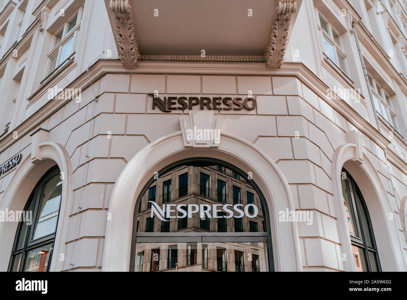 Berlino, Germania - 20 Settembre 2019: Nespresso Shopfront, segno della società nel centro di Berlino Foto Stock