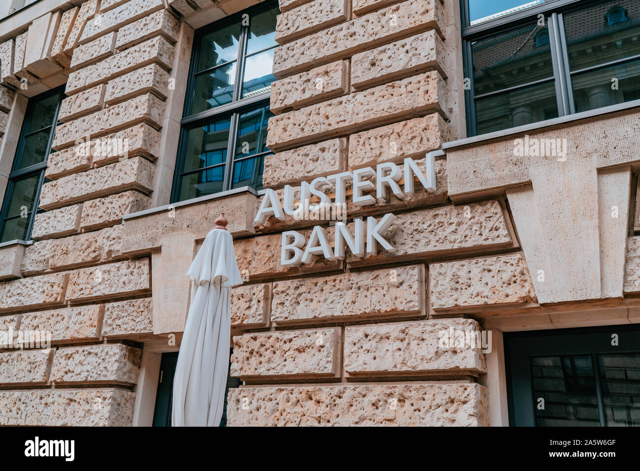 Berlino, Germania - 20 Settembre 2019: Austernbank, segno della società nel centro di Berlino Foto Stock