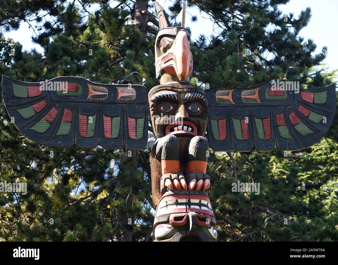 Dettaglio di un totem pole nel Thunderbird Park. , Victoria, British Columbia, Canada. Foto Stock
